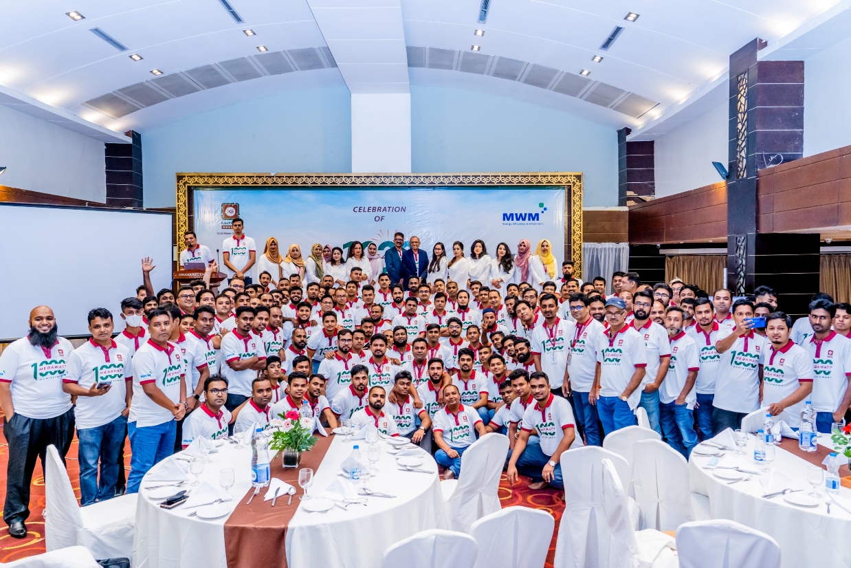 1000 MW Celebration Group Photo